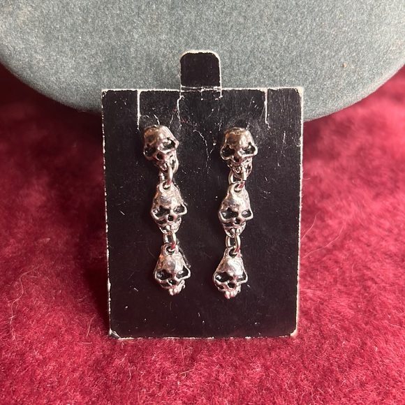 Jewelry - VTG DEADSTOCK 80s SKULL DANGLE EARRINGS